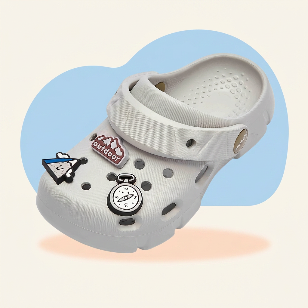 Zueco infantil de agua en EVA gris claro con pines decorativos