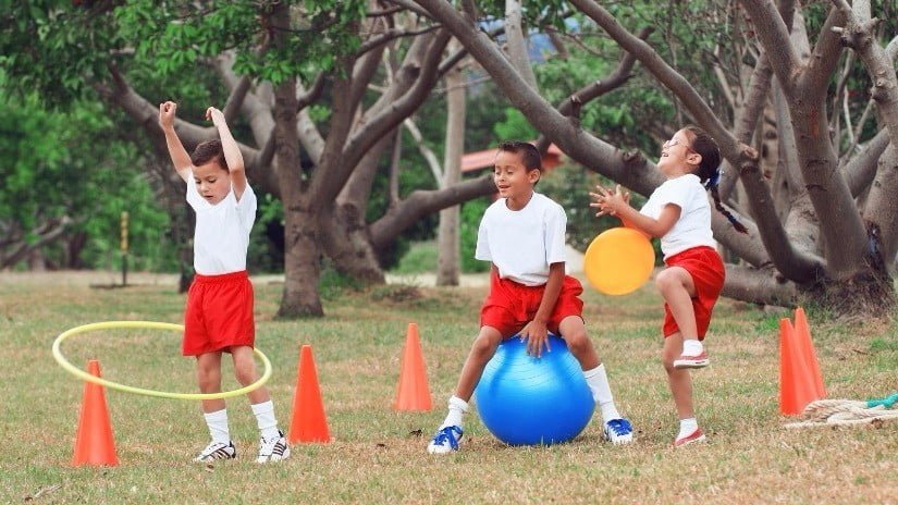 Niños practicando actividades físicas