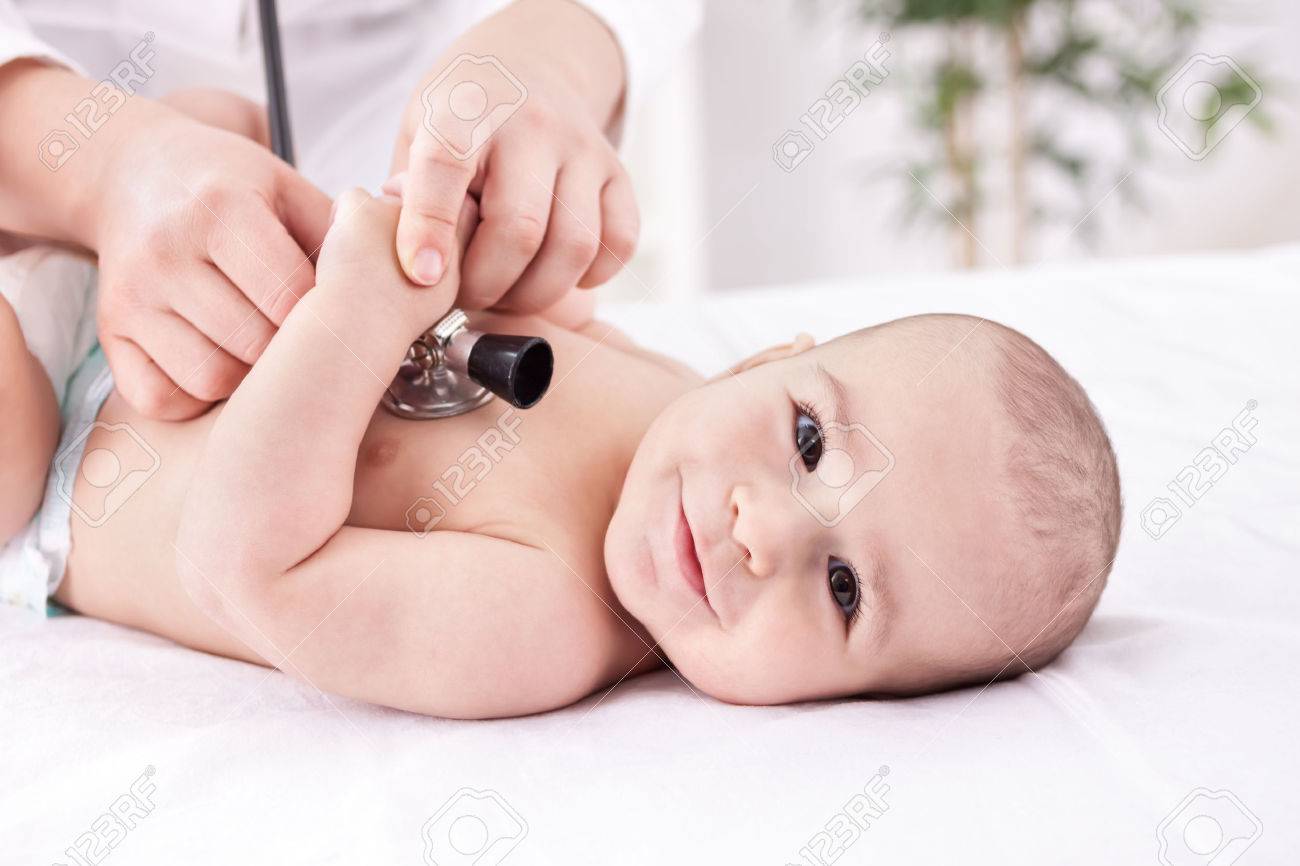 Pediatra y bebé sonrientes