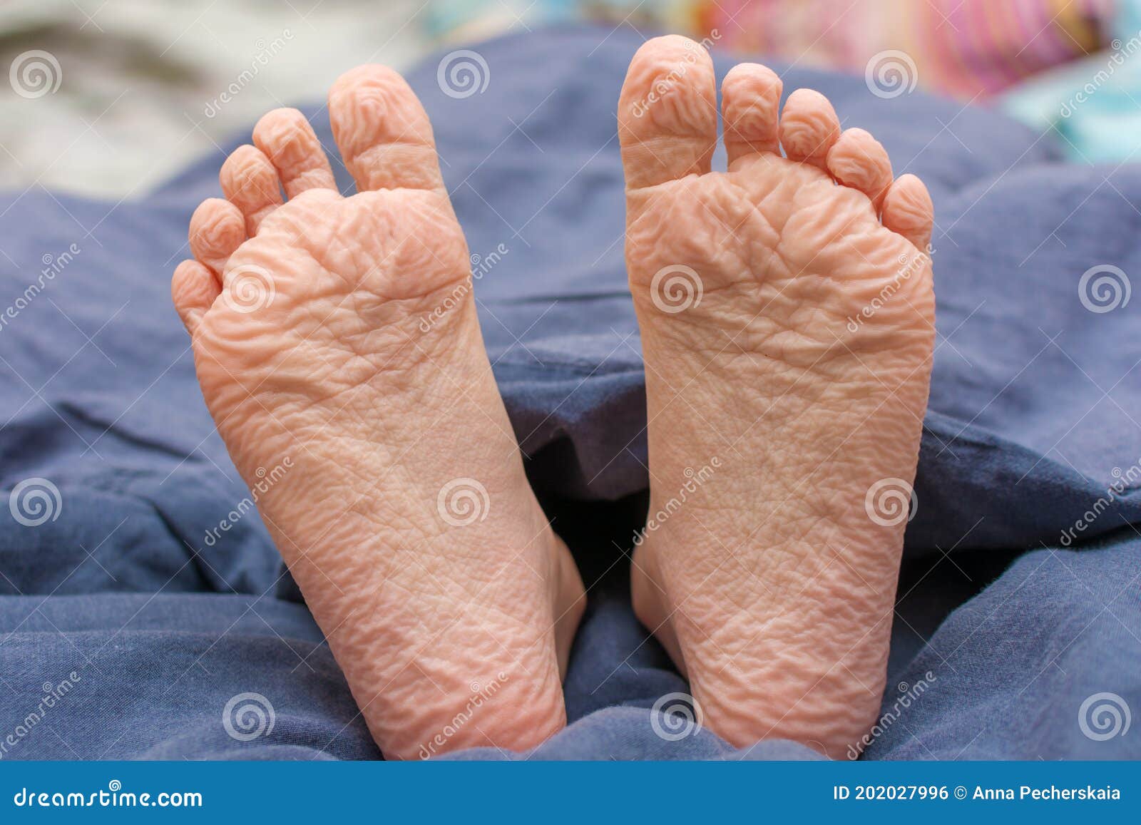 Bebé con pies limpios