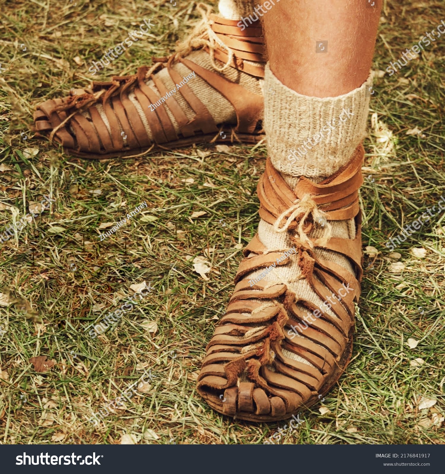 Sandalias romanas antiguas en acción